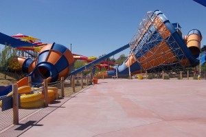 kids-tornado-12-funnels-wet-n-wild-phoenix-arizona-usa-blue-yellow