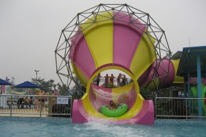 kids-tornado-24-funnels-chimelong-guangzhou-china-pink-yellow
