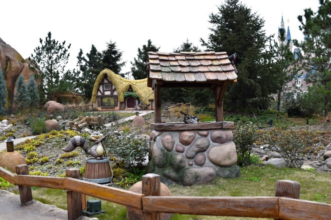 Seven Dwarves Mine Train Cabin Crew Coaster Kings 2